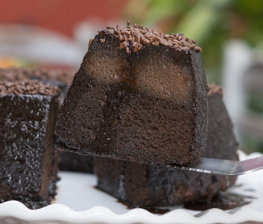 Bolo brigadeirão: metade bolo e metade pudim de chocolate!