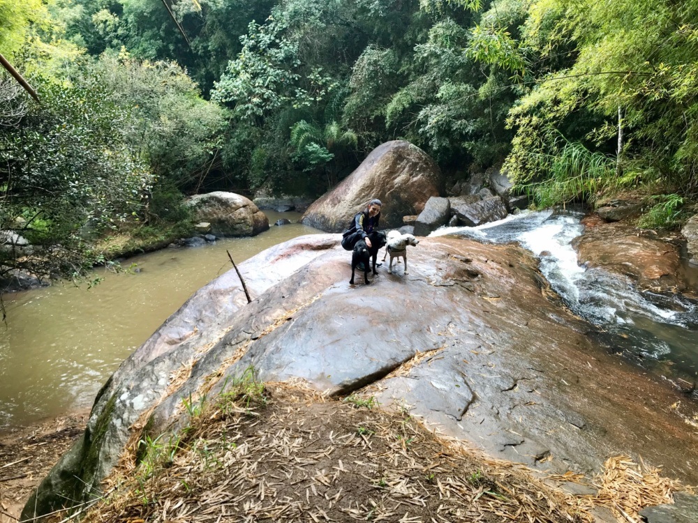 Trilha das cachoeiras, feita com a Mundaka, tem 2 km e passa por lugares onde você pode nadar