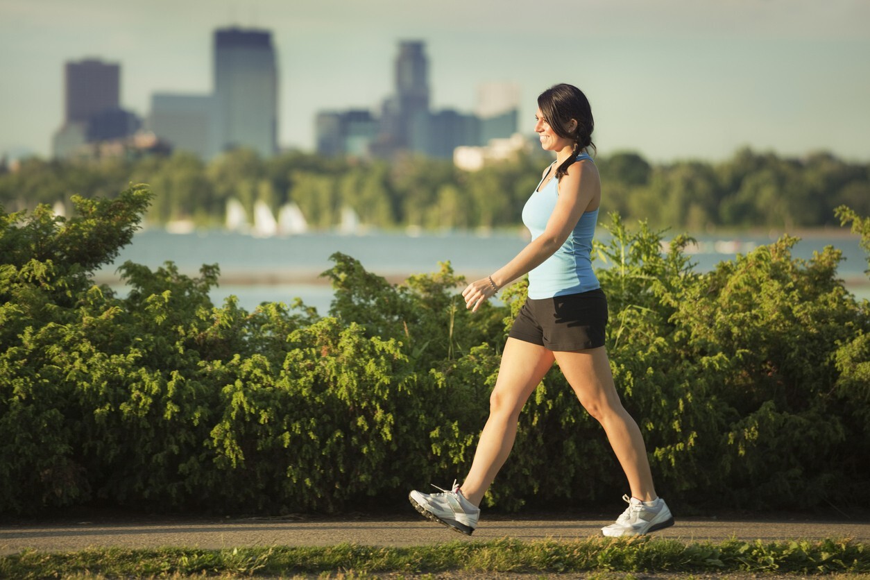 Velocidade da caminhada está associada a melhor aptidão cardiorrespiratória e diminuição do risco de diabetes – iStock/Getty Images