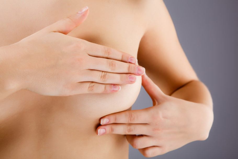 Autoexame é importante, mas não detecta nódulos pequenos, que podem ser identificados pela mamografia