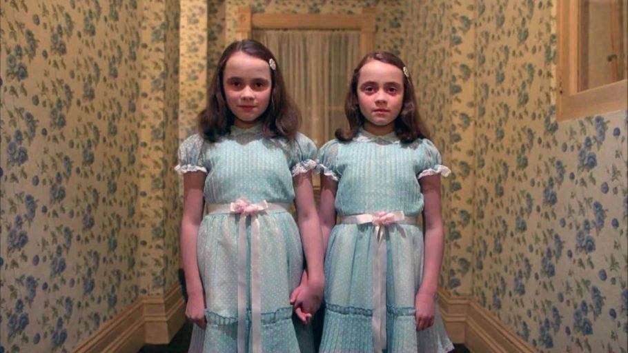 A cena das irmãs gêmeas no corredor é arrepiante!