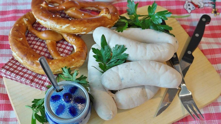 Salsichas e outras delícias da cozinha alemã estão garantidas no cardápio da Festa Alemã!