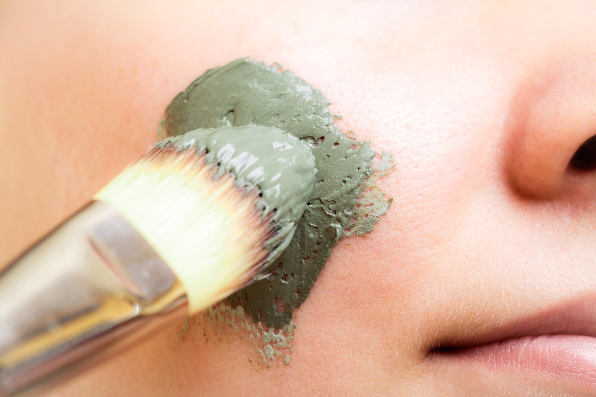 Aprenda a maneira mais correta e saudável de como usar argila na pele e no cabelo