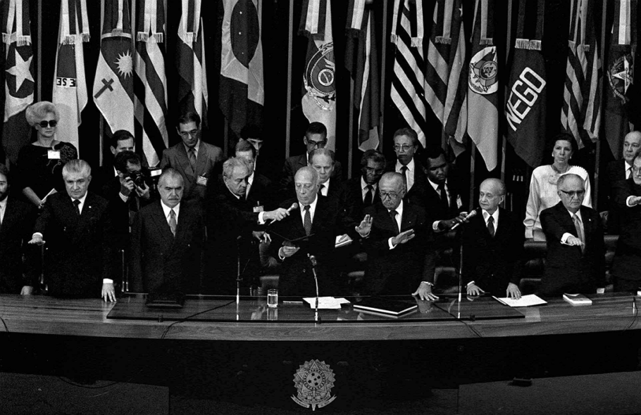 Sob a benção do “Pai da Constituinte”, Ulysses Guimarães, a nova legislação brasileira foi promulgada no Plenário da Câmara dos Deputados, em Brasília, em 5 de outubro de 1988