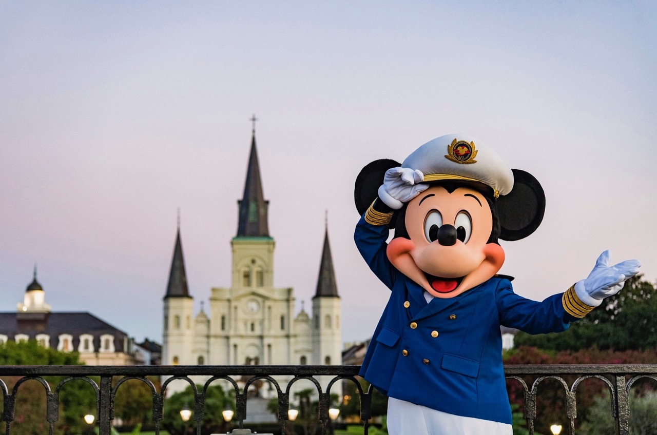 Mickey se veste de marinheiro e acompanha visitantes nos navios Disney Cruise Line