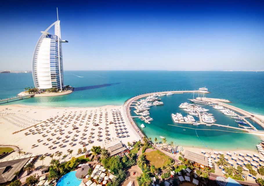 Vista do Burj Al Arab Hotel e a marina de Dubai