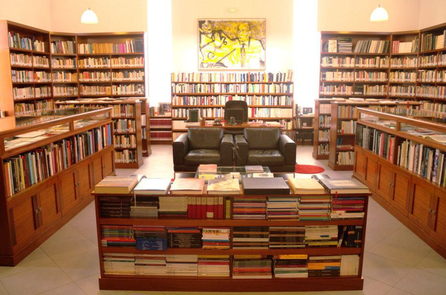 Vista da biblioteca que ainda guarda o computador usado pelo escritor