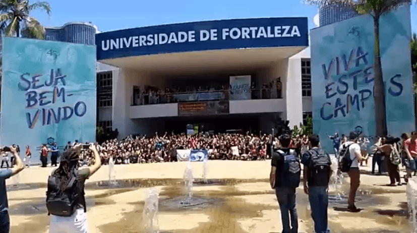 Alunos da universidade fizeram um protesto em “repúdio ao fascismo e ao abuso sexual”