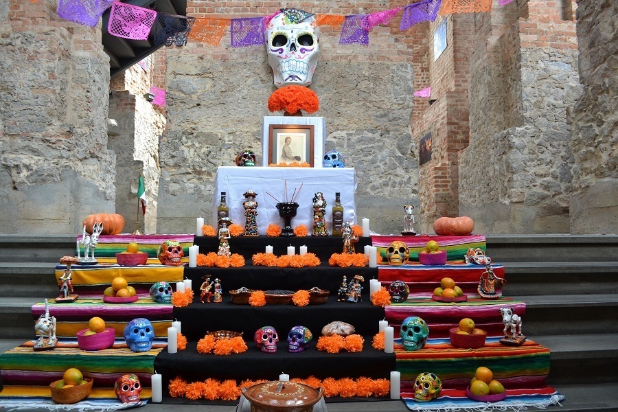 Decoração da festa conta com a Ofrenda de Día de Muertos: um altar que os mexicanos oferecem aos que retornam