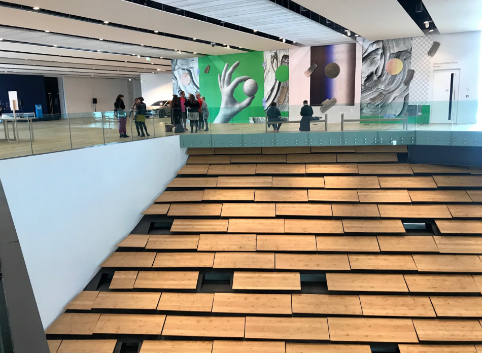 Painel gigante da artista Ciara Phillips é a primeira experiência visual dos visitantes na parte superior do museu