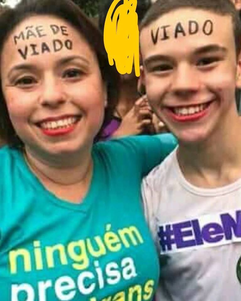 Mãe e filho se manifestaram contra o candidato Jair Bolsonaro