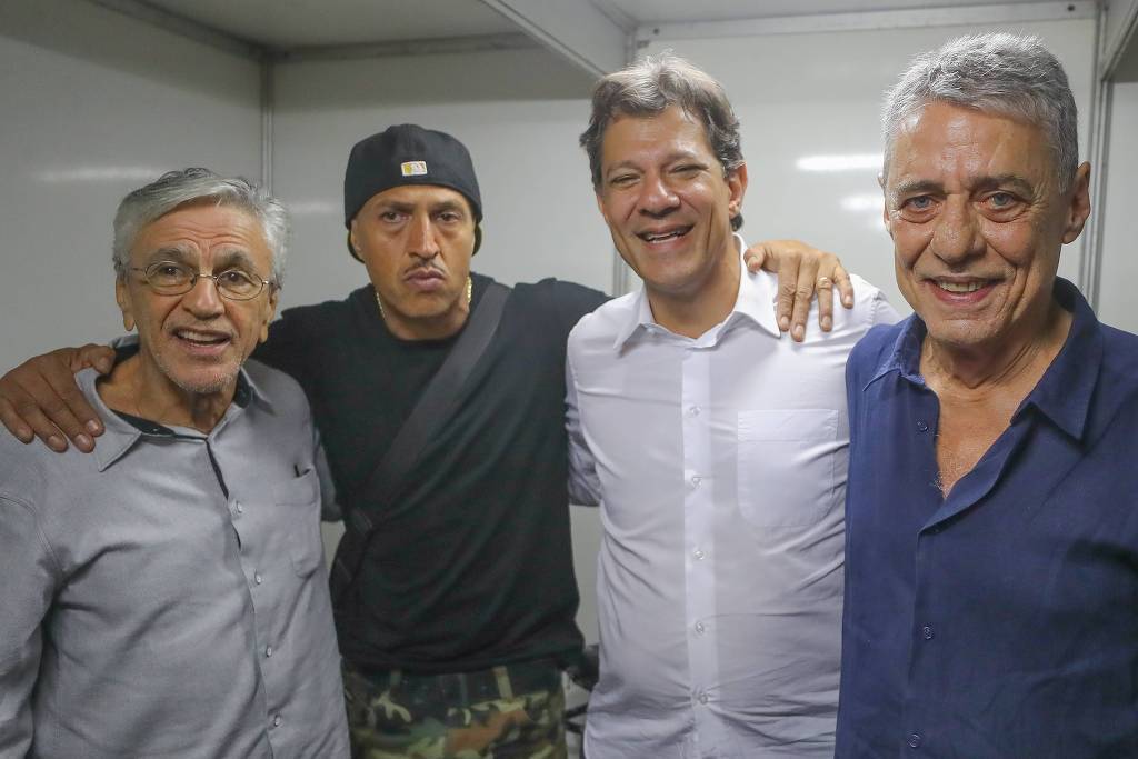 Caetano Veloso, Mano Brown, Fernando Haddad e Chico Buarque em ato no Rio de Janeiro