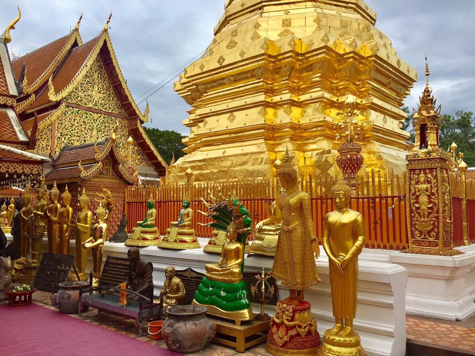 As cores e a riqueza dos belos templos tailandeses