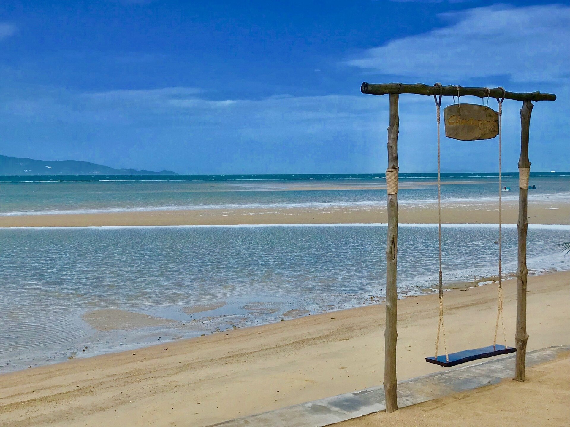 Na praia do hotel Chantaramas, uma deliciosa piscina natural se forma com a maré vazia