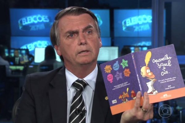 Fake news: a Justiça determinou a retirada de vídeos em que Bolsonaro faz críticas ao livro ‘Aparelho Sexual e Cia.’, citando-o como se fosse o tal ‘kit gay’