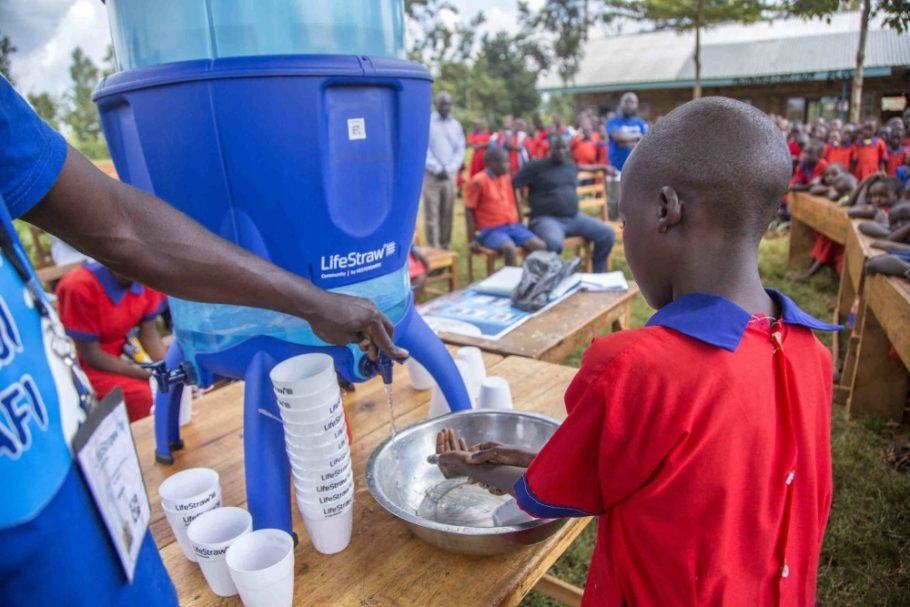 A empresa distribui filtros de água grandes para escolas na África