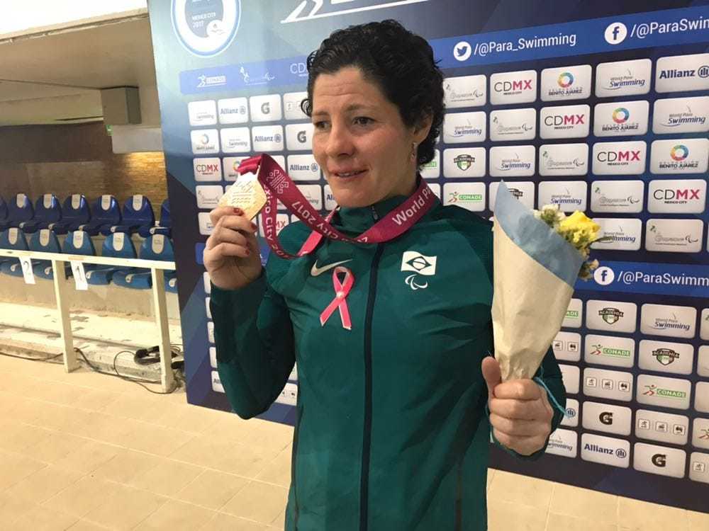 Nadadora Raquel Viel conta sobre sua luta contra o câncer de mama