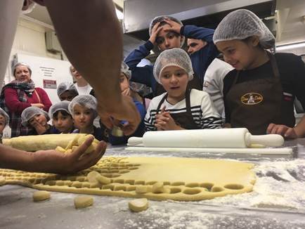 Crianças aprendem a fazer pães no mês de outubro