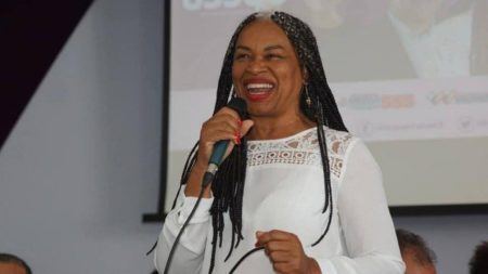 Filha de empregada doméstica com um marceneiro, Olívia Santana (PCdoB), de 51 anos, foi a primeira mulher negra eleita para a Assembleia Legislativa da Bahia (Alba) nas eleições deste domingo