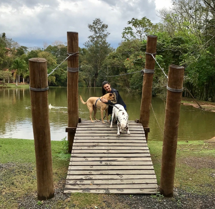 Com minhas duas meninas, Juju e Maga, no parque Aui Mauê, onde tem o melhor almoço pet friendly e aventuras