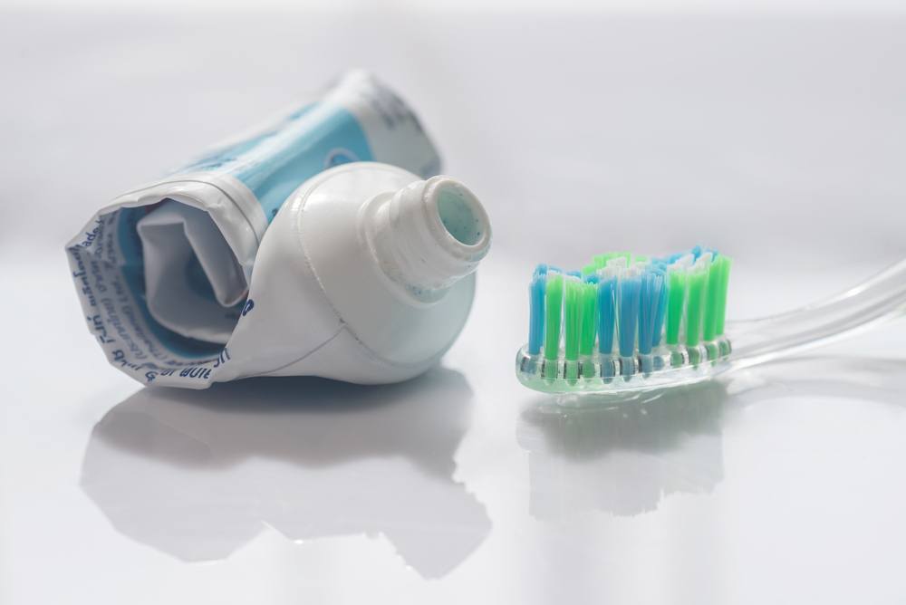 Reciclados, tubos de pasta de dente viram de óculos a móveis