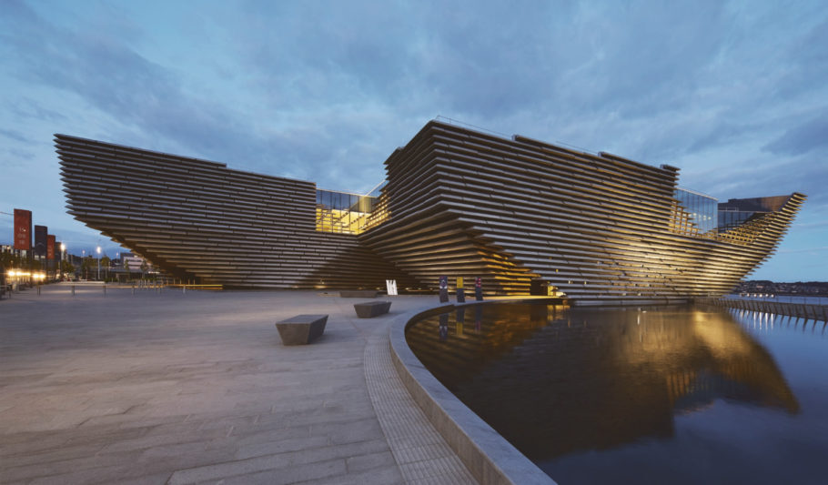 O novo museu V & A Dundee fica à beira do Rio Tay na Escócia