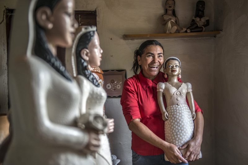 As artesãs do Vale do Jequitinhonha e suas bonecas de cerâmica | Foto: André Dib