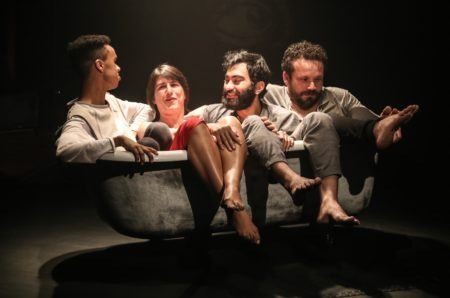 Sucesso de público e crítica no Rio de Janeiro, peça “Volúpia da Cegueira” estreia em São Paulo e proporciona experiência sensorial única ao público.