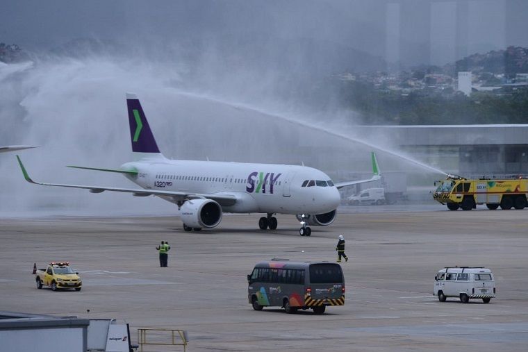 Aeronave que fez voo inaugural da rota é “batizada” após pouso no aeroporto do Galeão, no Rio