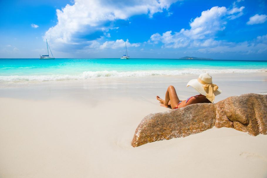 O arquipélago de Seychelles é repleto de praias de areia platinada, emolduradas por pedras de granito, mar turquesa e clima tropical o ano todo