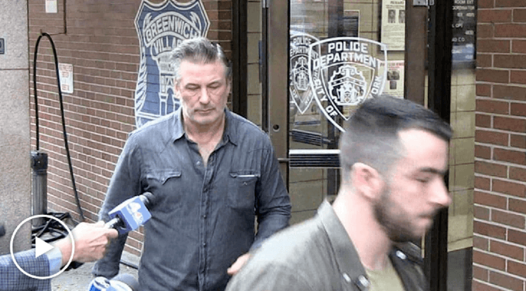 Alec Baldwin estava apontando arma para câmera, diz depoimento