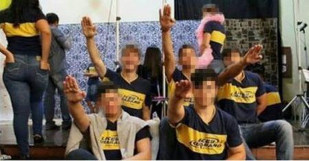 Os alunos posaram em gesto que alude ao nazismo