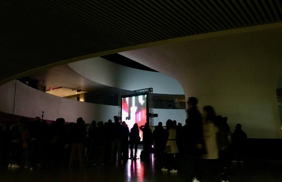 Prefeitura de Toronto ficou aberta a madrugada toda, lotada de pessoas em busca de mais Nuit Blanche