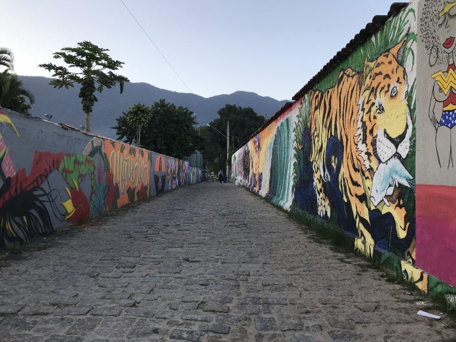 Maresias tem agora sua própria versão do “Beco do Batman”, rua tomada de grafites e famoso cartão postal paulistano