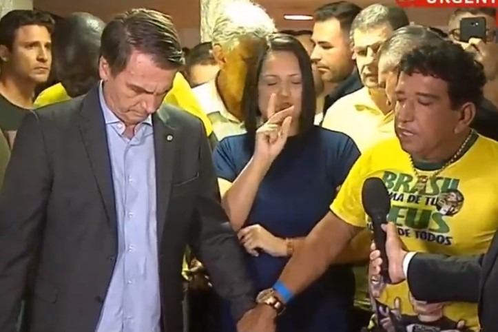 Em seu primeiro pronunciamento, Bolsonaro deu a palavra para Magno Malta, que fez uma oração