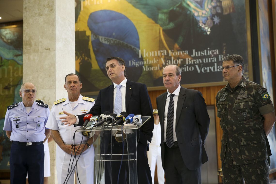 O Presidente eleito Jair Bolsonaro e os novos comandantes das Forças Armadas, falam com a imprensa após reunião no Comando da Marinha, em Brasília.