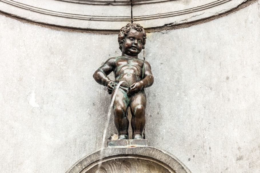 Manneken Pis, a famosa estátua do menino fazendo xixi no centro de Bruxelas