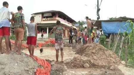 Jovens transformam buraco na rua em piscina no Recife