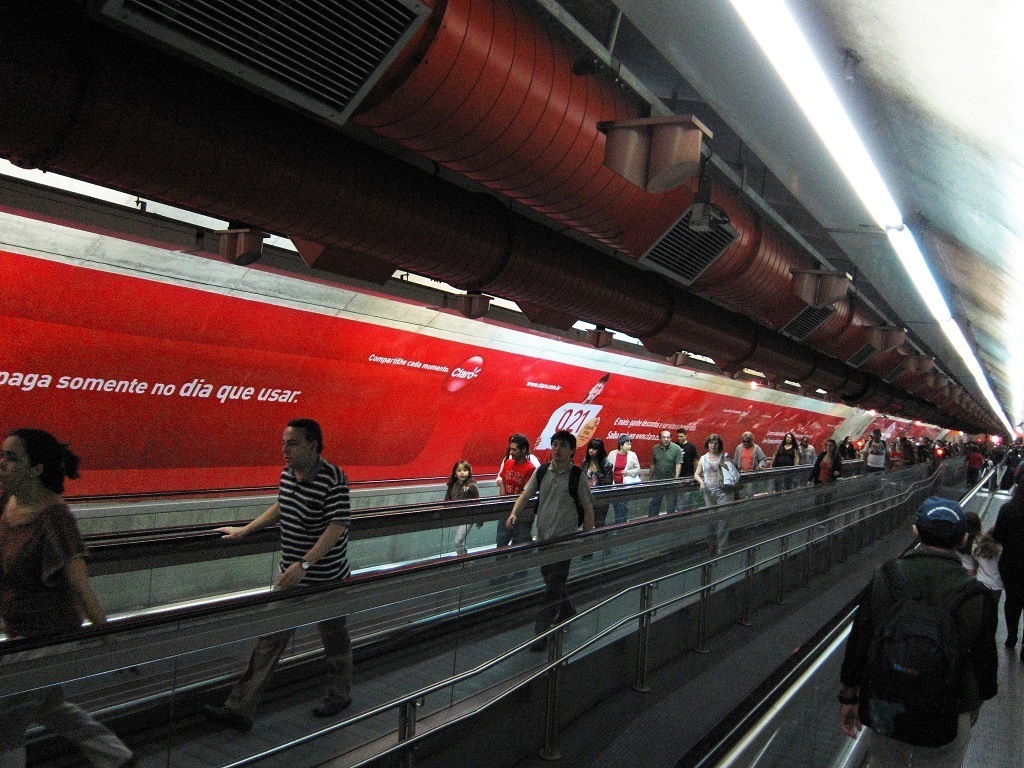 Mudança pretende evitar acidentes entre os passageiros que circulam pelo túnel – Carlos Ebet/Flickr