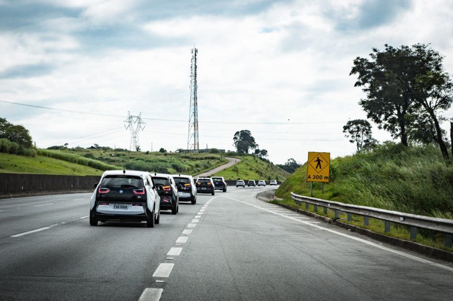 O objetivo da carreata de carros elétricos é incentivar e divulgar o uso desse tipo de veículo no país