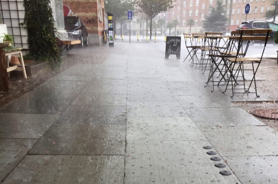 A calçada oferece um jeito de lidar melhor com a água da chuva nas cidades