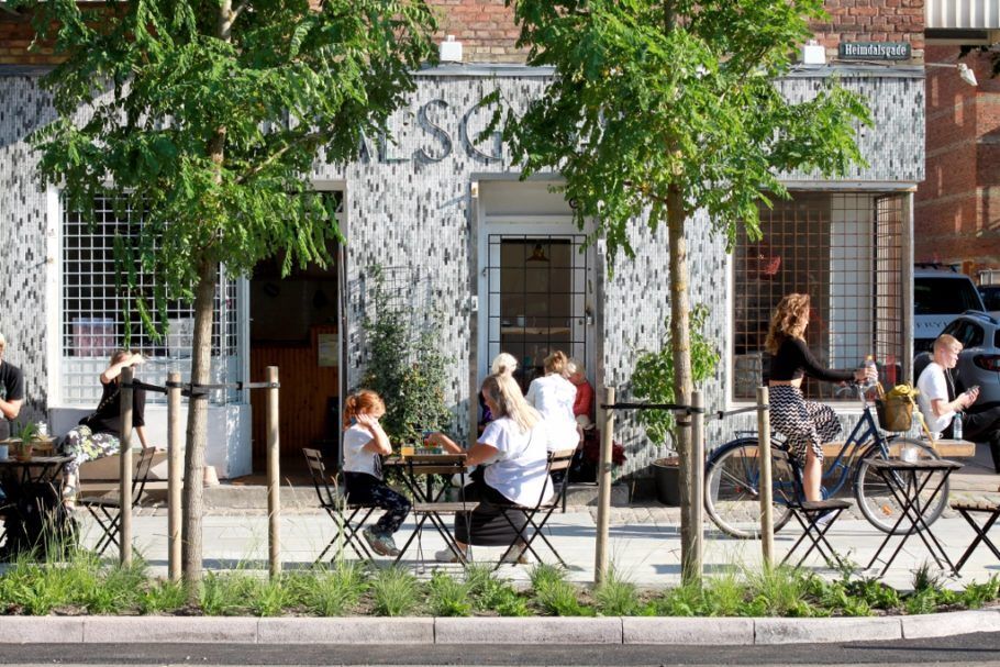 Calçada com piso que coleta água de chuva fica em frente a um café em Copenhague