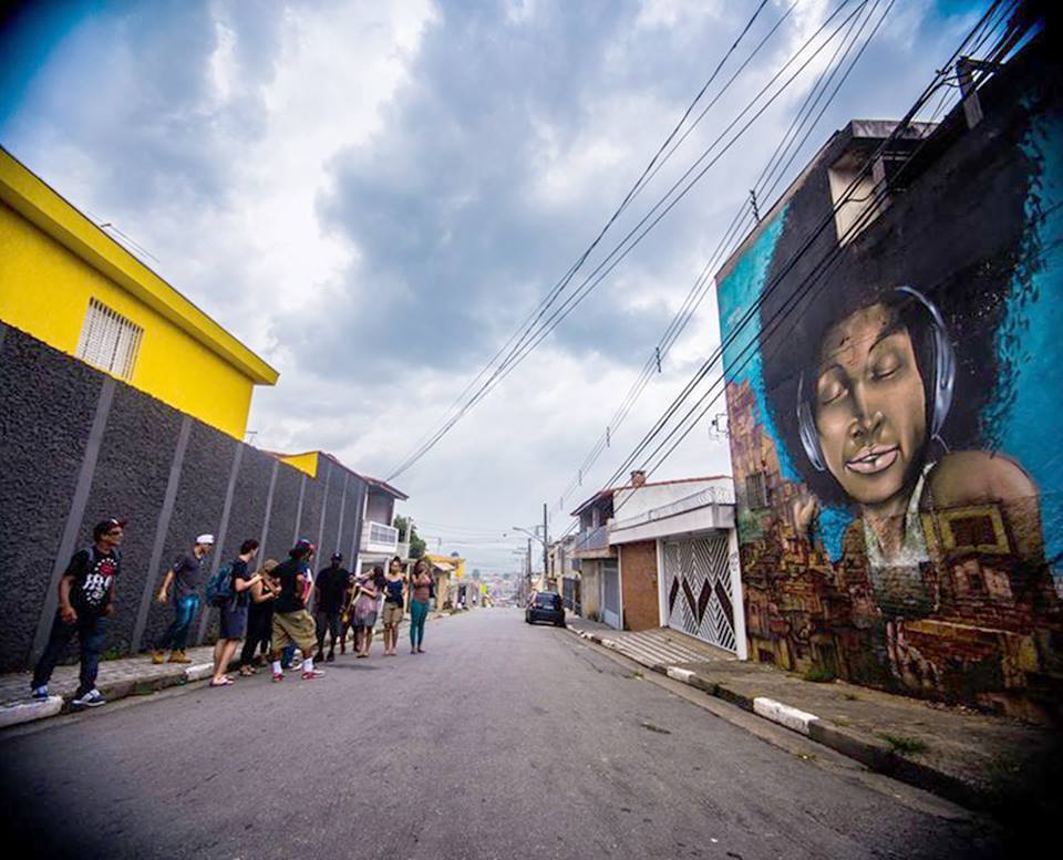 A arte do samba e a arte do grafite se unem na Favela Galeria