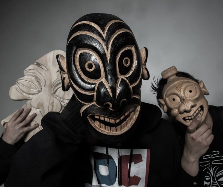 Trio eletônico Da Bartali Crew, da Groelândia, costuma se apresentar com máscaras da cultura inuíte