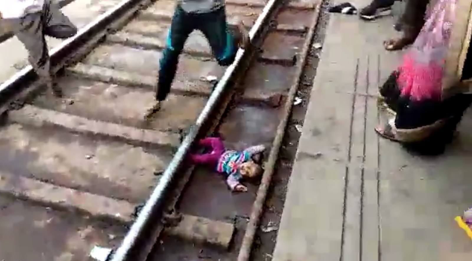 Bebê escapa ilesa de incidente em estação de trem indiana