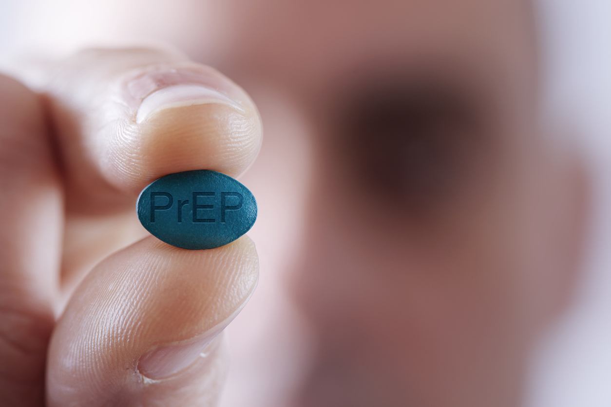 A PrEP é a combinação de dois medicamentos que bloqueiam caminhos para o HIV