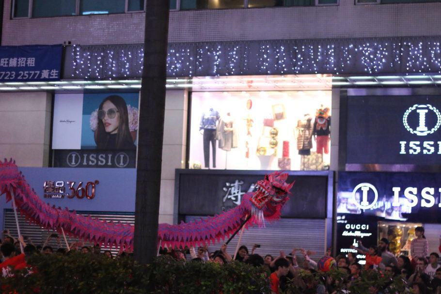 Ano-Novo Chinês nas ruas de Hong Kong é temporada de compras e de multidões