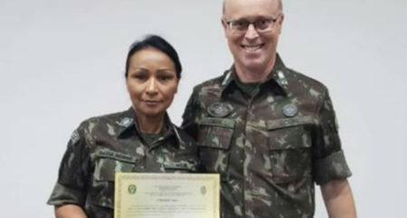A índia Silvia Nobre Waiãpi como segunda tenente do exército