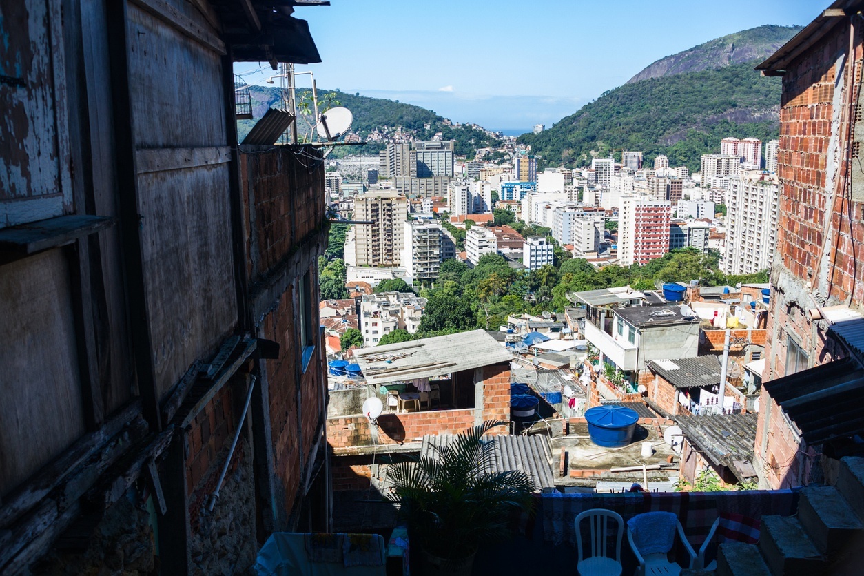 Favela de Santa Marta e contraste social em um dos bairros mais nobres do Rio de Janeiro