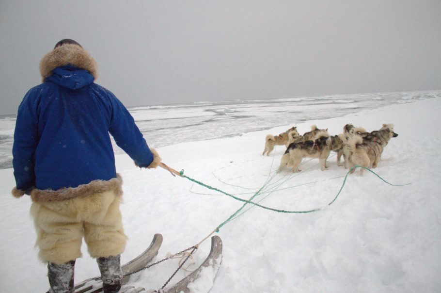 Inuíte e cachorros, durante passeio de trenó em Gulfjelde, na Groenlândia